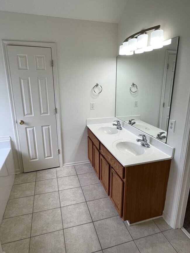 Building Photo - Lovely 3 Bed, 2.5 Bath home in Havenbrook