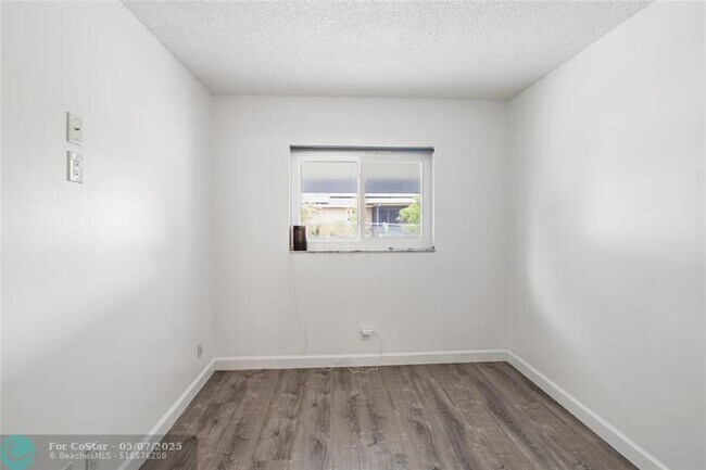 Building Photo - 6579 Country Wood Way