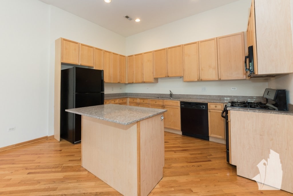 Building Photo - 2539 N Southport Ave