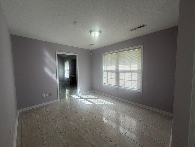 Building Photo - 3560 Oleander Dr