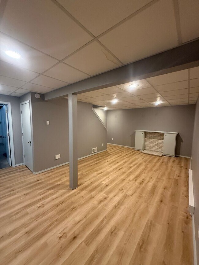 Building Photo - 600-602 Mollies Way