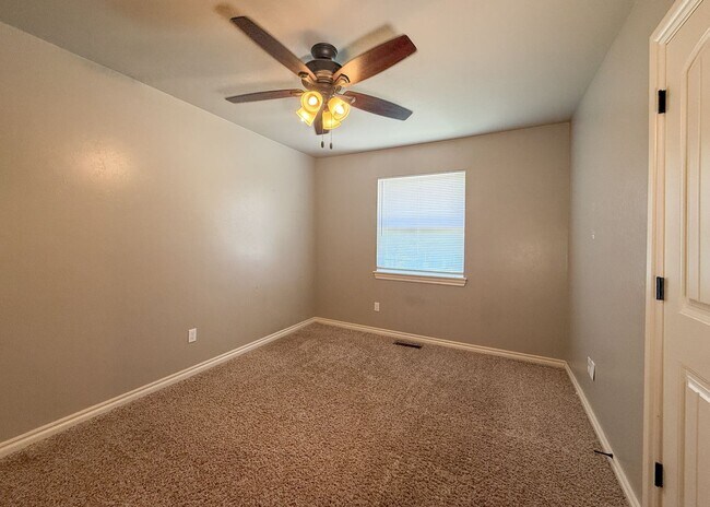 Building Photo - 5 Bedrooms | 3 Bathrooms | 2 Car Garage | Moore Schools