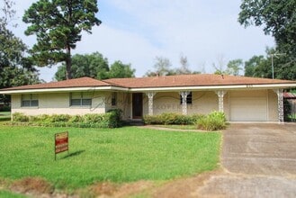 Building Photo - 4-Bedroom Family Home in a Quiet Sulphur N...