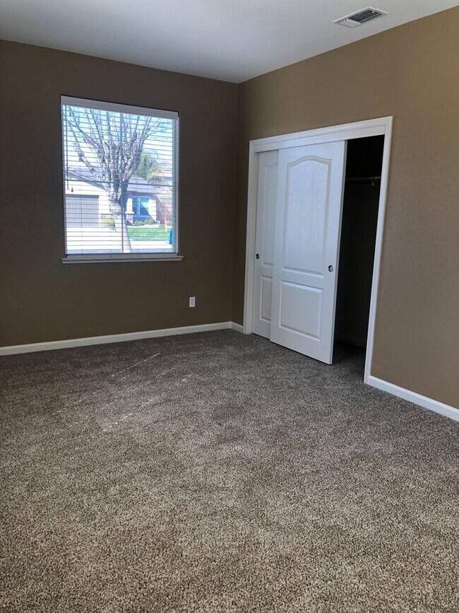 Building Photo - Huge 4 Bedroom + Loft 3 Bath Home for Rent!