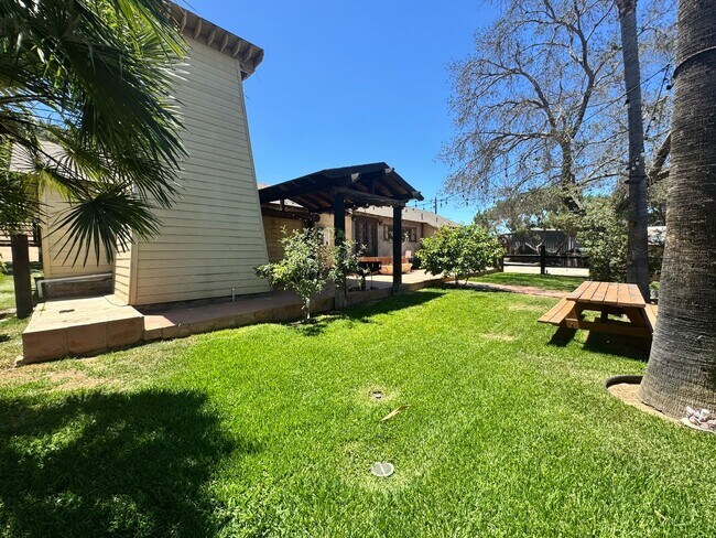Building Photo - 3BD/2BA HOME off Old Hwy 80, Ample Parking...