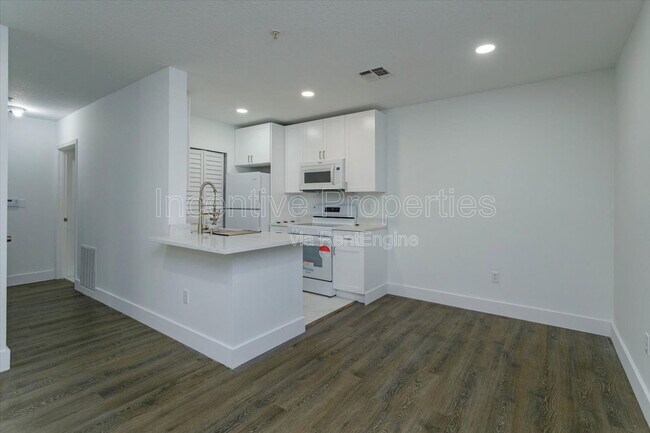 Building Photo - 4352 S Kirkman Rd