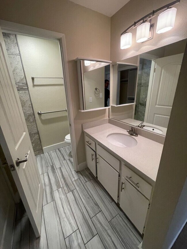 Building Photo - Central Davis Home