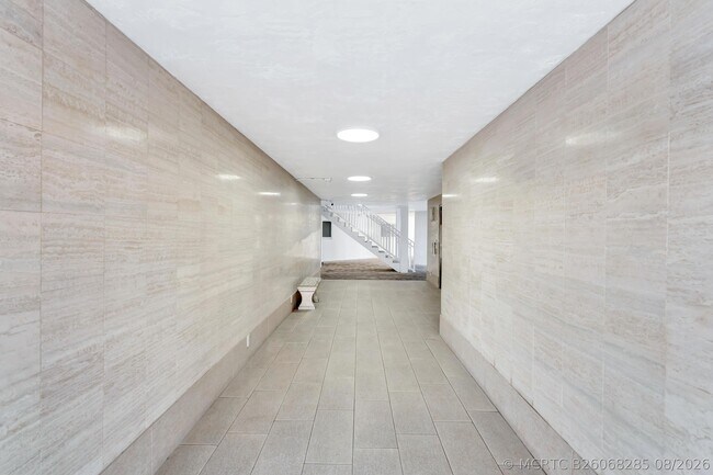 Building Photo - 301 Lake Shore Dr