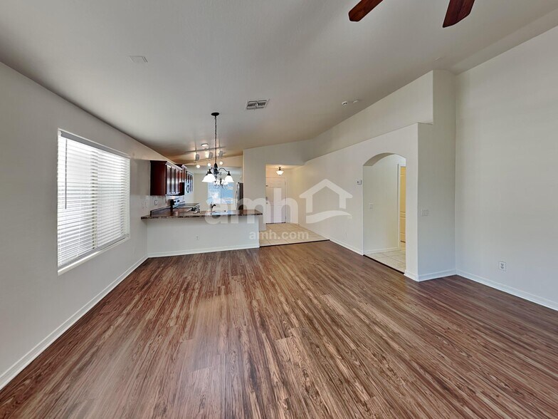 Building Photo - 2033 W Vineyard Plains Dr