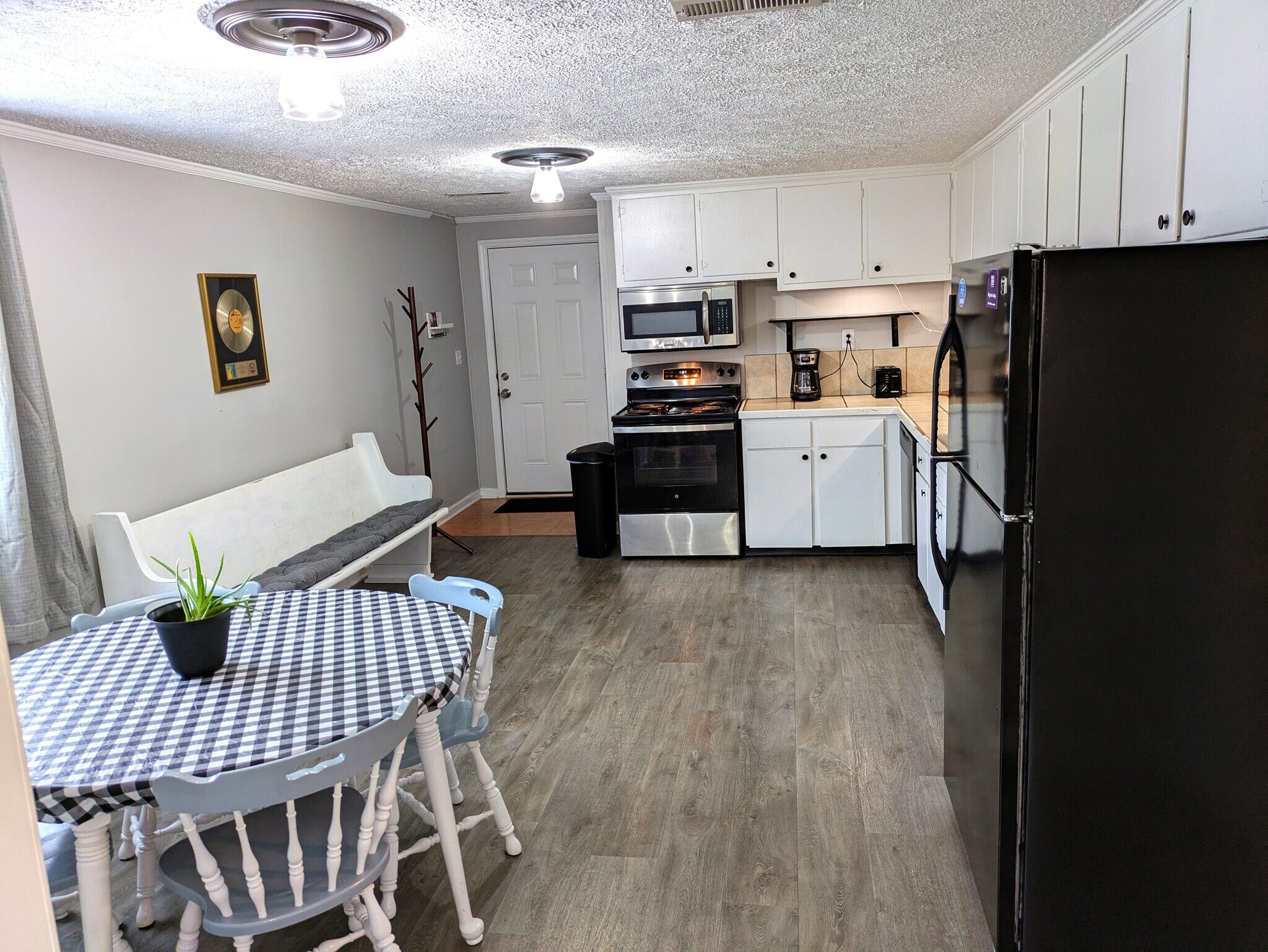 Building Photo - 401 Kingwood Dr