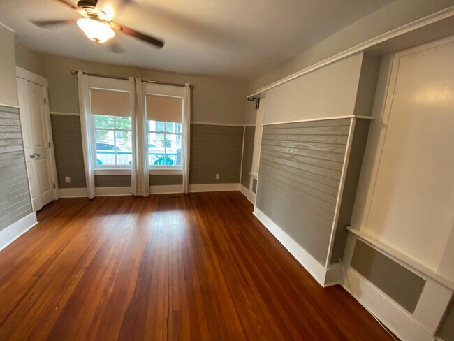 Building Photo - Stunning 3 bedroom/2bath Victorian home