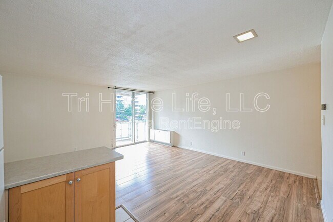 Building Photo - 2500 S York St