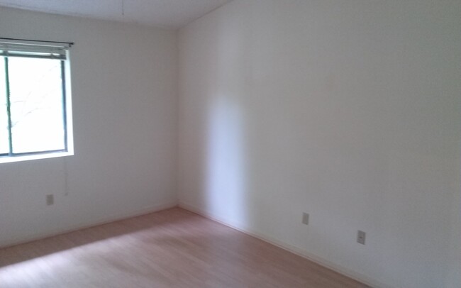 Building Photo - West End Condo--Great Location!