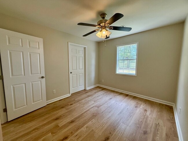 Building Photo - 3 Bedroom/2 Bathroom HOME FOR THE HOLIDAYS...