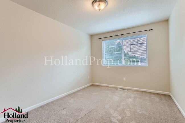 Building Photo - Charming 3-Bedroom Townhome in Prime Hills...