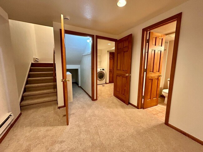 Building Photo - Beautiful & Bright Corner Condo in North Boulder