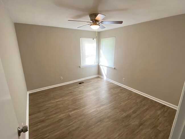 Building Photo - Updated 4 bed 2 bath minutes to Downtown C...