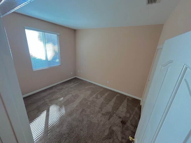 Building Photo - LEASE TODAY ! Available 5 bedroom! GREAT LOCATION!