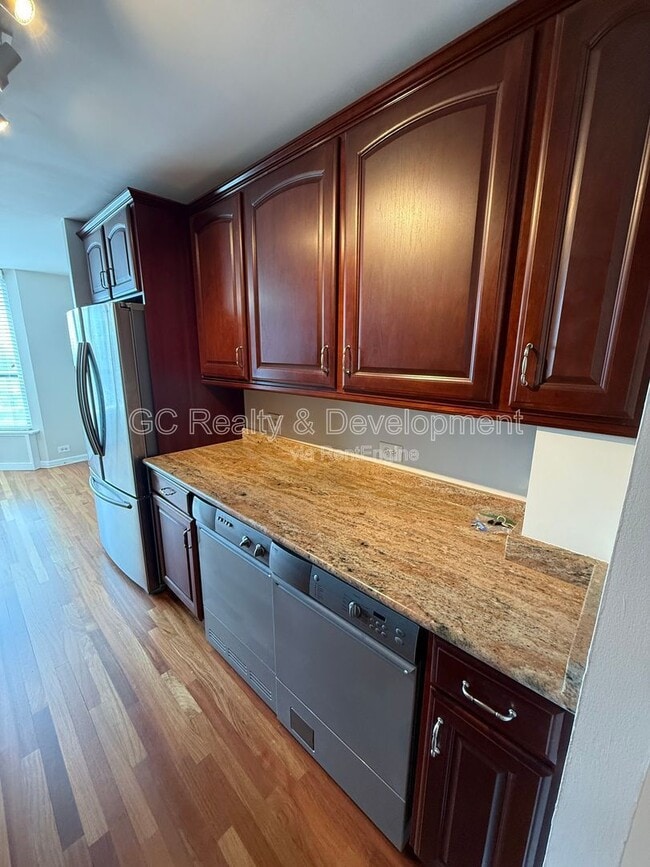 Building Photo - 899 S Plymouth Ct