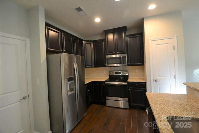 Building Photo - 1606 Fleetwood Dr
