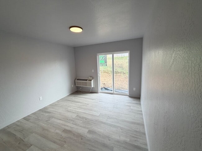 Building Photo - Division St