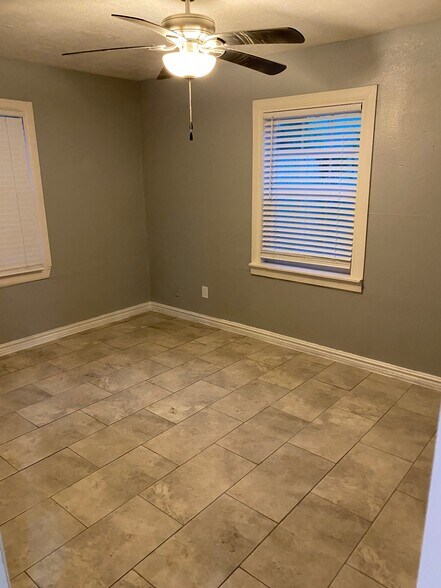 Building Photo - 418 E 1st St