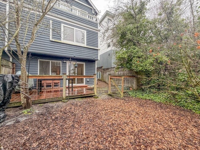 Building Photo - Contemporary 3bd/2.5bth Magnolia Townhome, $4,250/mo.