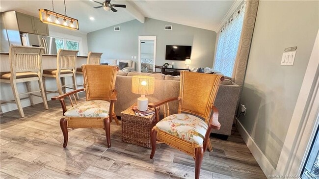 Building Photo - 323 SW Ridge Ln