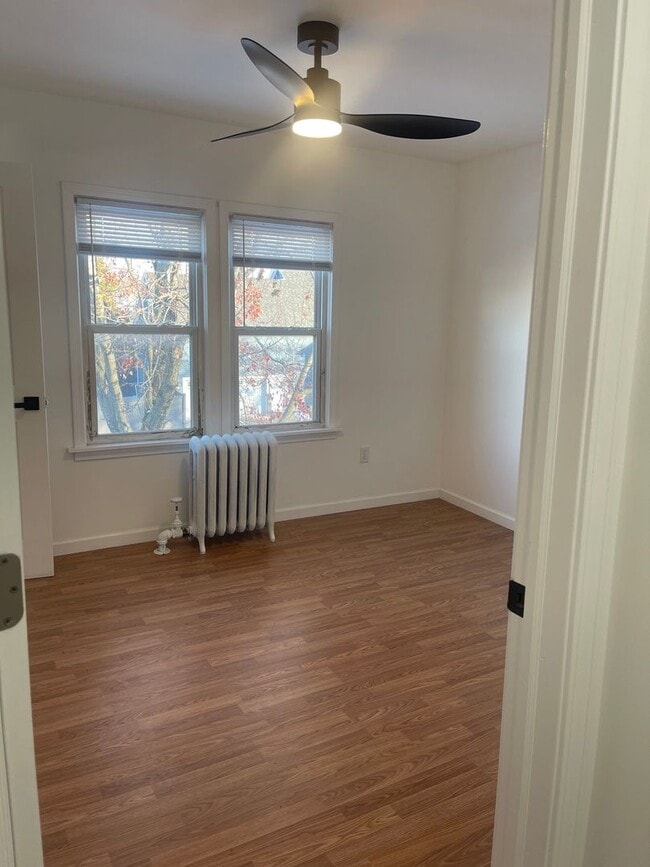 Building Photo - 3 bedroom, 2.5 bath - Modern Home in Wyandotte!