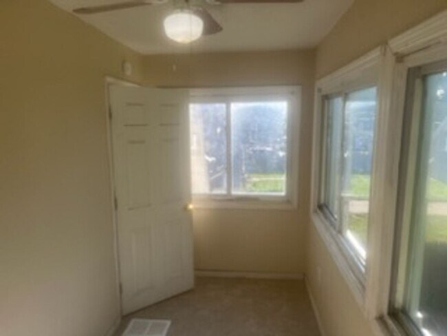 Building Photo - 2 Bedroom Home For Rent