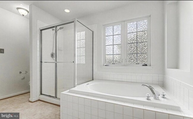 Building Photo - 9613 Laurel Oak Dr