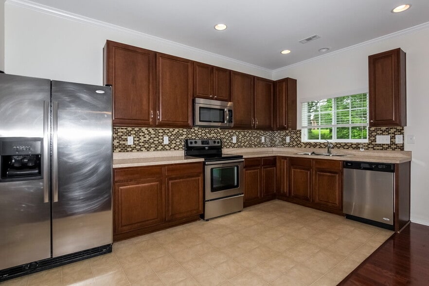 Building Photo - 6413 Prosperity Commons Dr