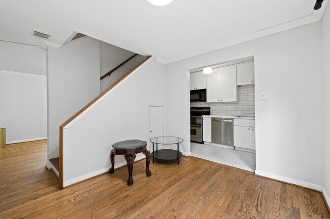 Building Photo - 4018 Blue Bonnet Blvd