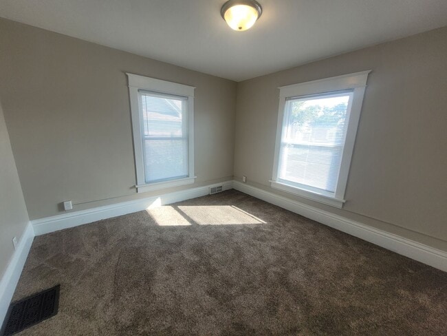 Building Photo - 6 Bedroom Home with large yard, washer/dry...