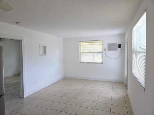 Building Photo - 6931 Hibiscus Ave S