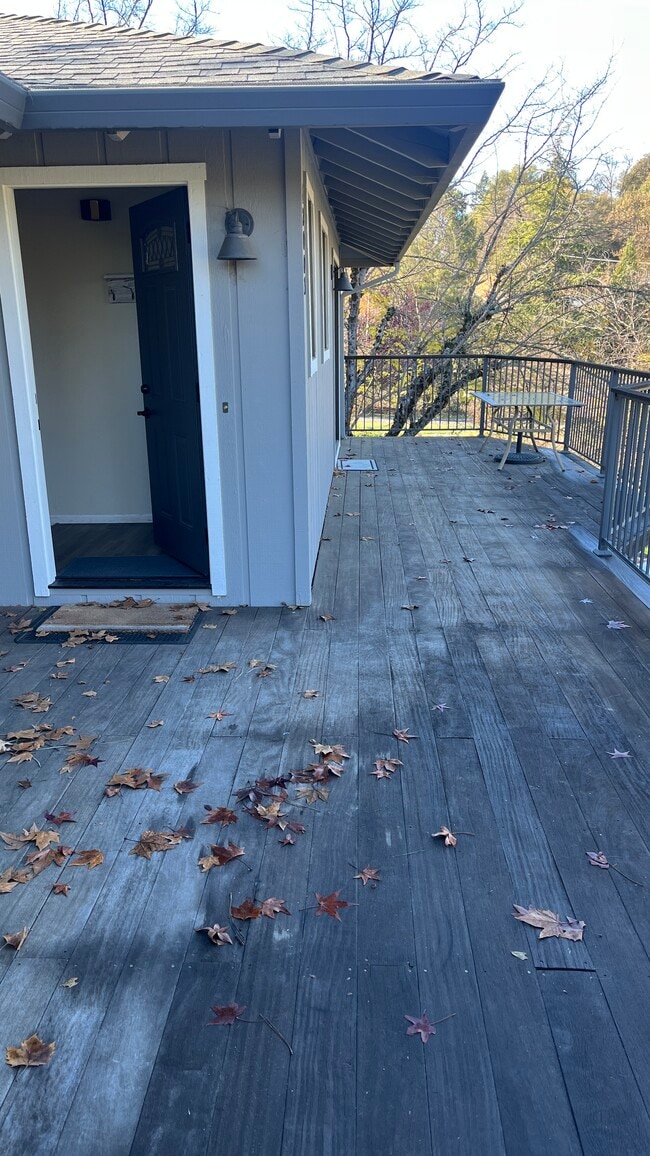 Building Photo - 12003 Lakeshore S