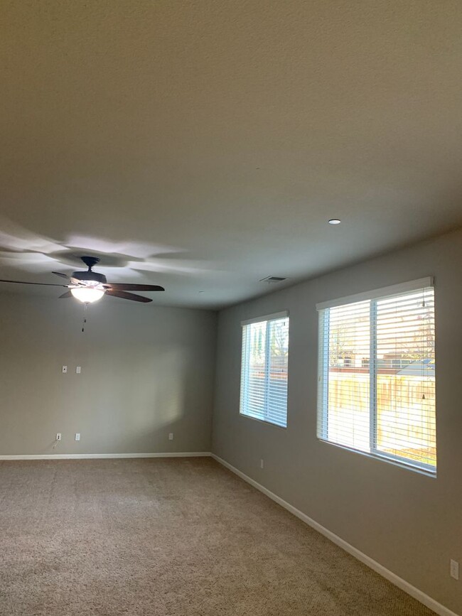 Building Photo - Spacious 4 Bedroom 3 Bath Home in Harlan R...