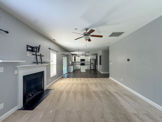 Building Photo - Stunning 4 Bed 2.5 Bath Home in Lexington Plantation