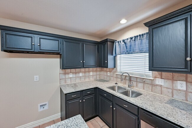 Building Photo - Dallas Split Bedroom