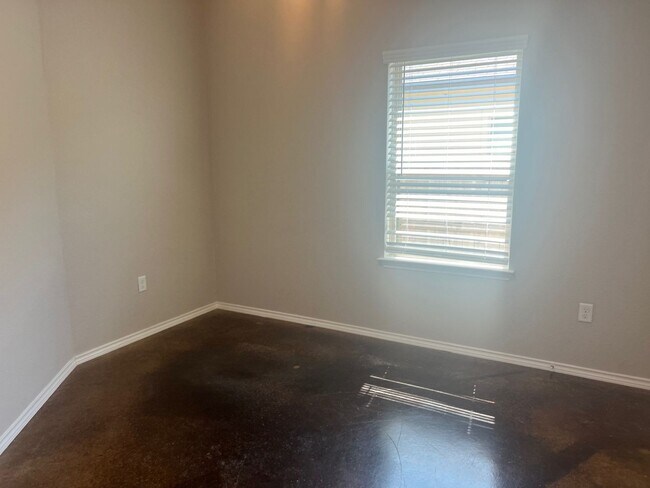 Building Photo - Luxury Duplex in Seguin
