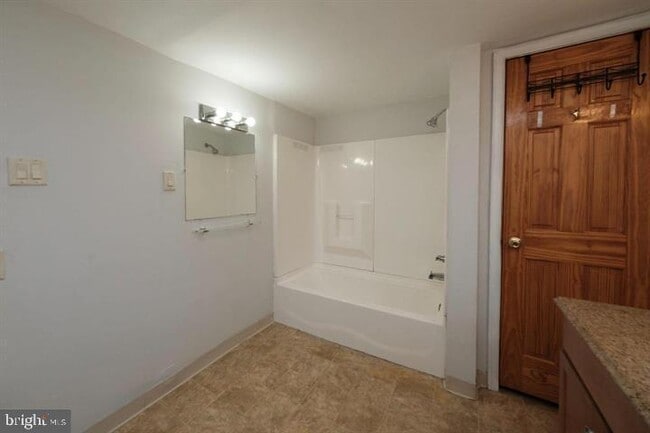 Building Photo - 607 West Lawn Ave