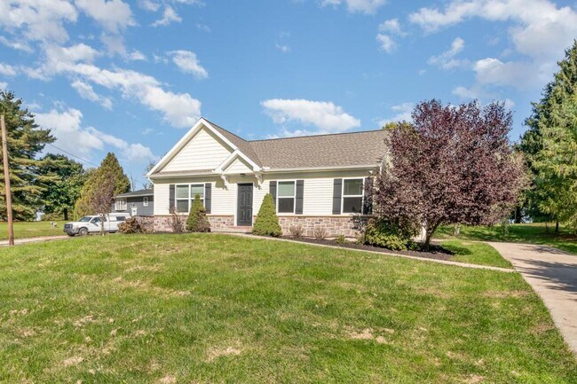 Building Photo - 927 E Lisburn Rd