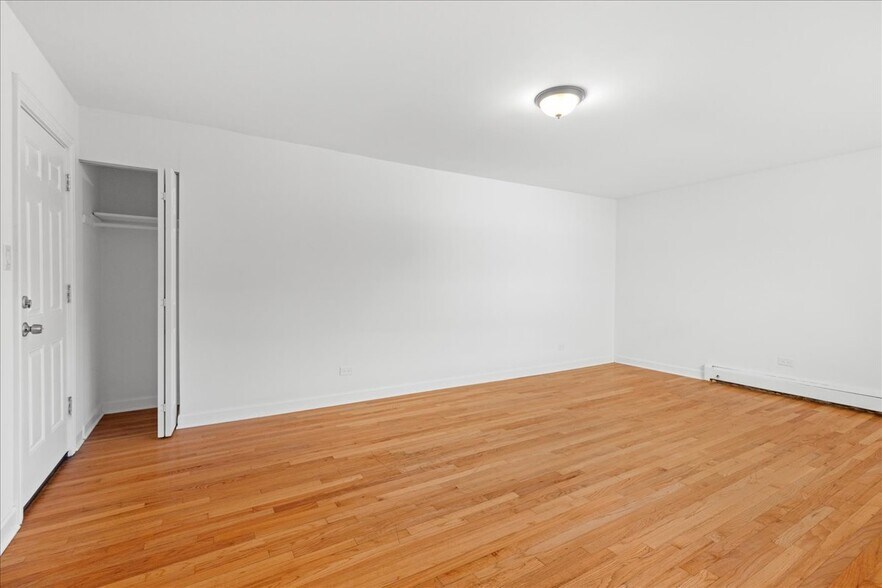 Building Photo - 6211 N Kenmore Ave