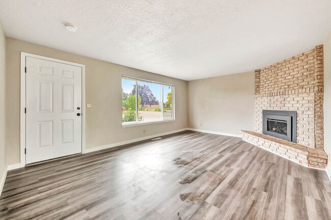 Building Photo - Savage / Ellis Duplex