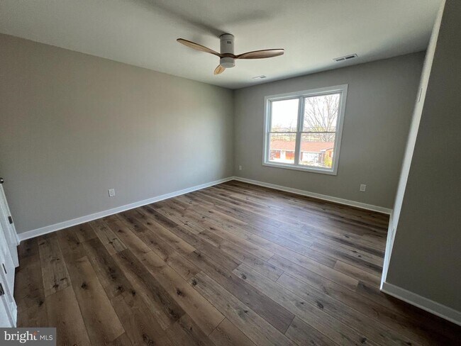 Building Photo - 350 W 11th St