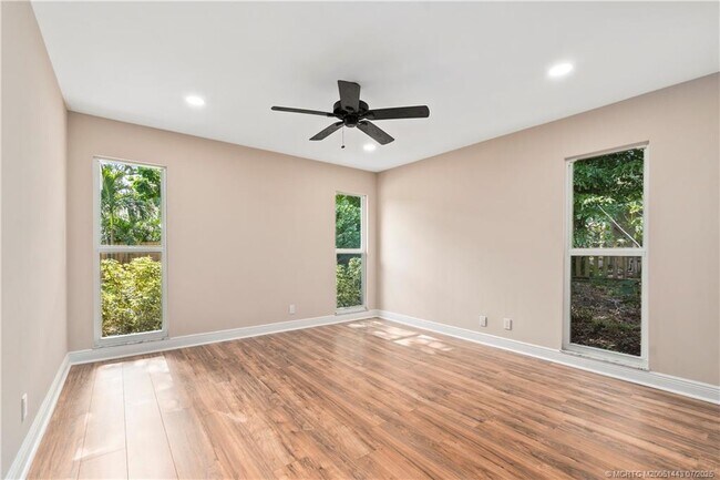 Building Photo - 7 Riverview Dr
