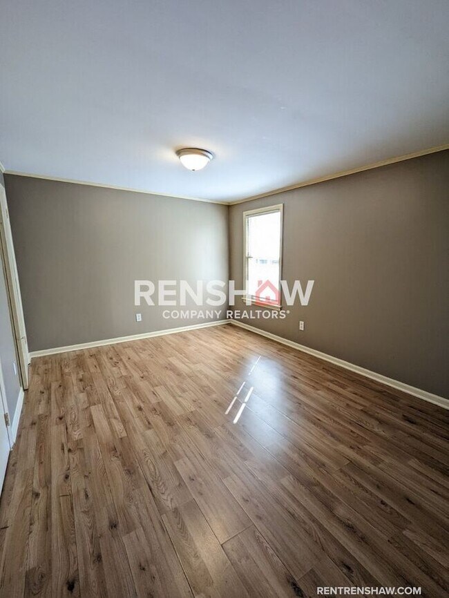 Building Photo - Convenient, 3/2 Home In East Memphis Now A...