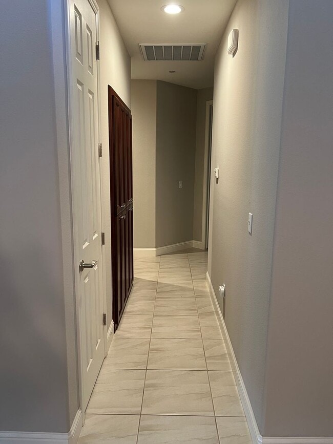 Building Photo - Beautiful Family Home