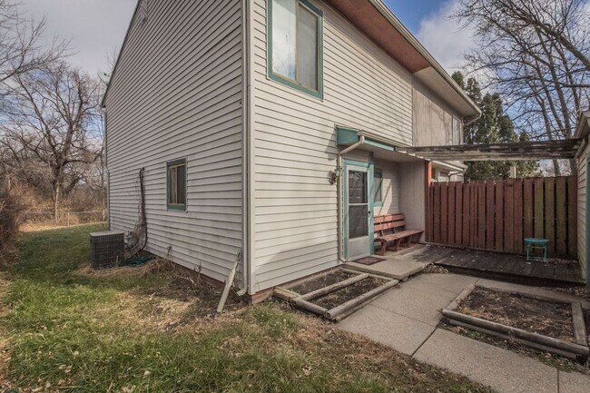 Building Photo - Cozy 3 Bedroom 1.5 Bathroom Duplex