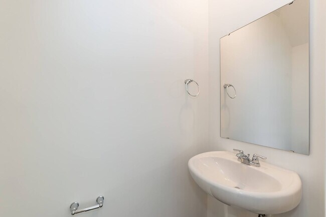 Building Photo - Three Bedroom End Unit Townhome!